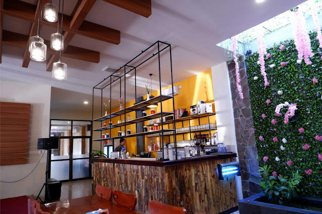 [Explore Jember] Menghimpun Senja Di Queen Cafe and Resto Jember