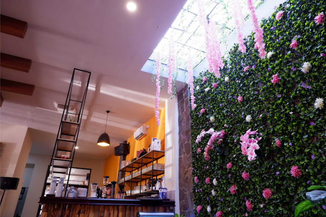 [Explore Jember] Menghimpun Senja Di Queen Cafe and Resto Jember